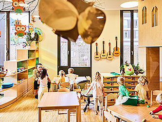 Foto eines Kindergarten mit spielenden Kindern.