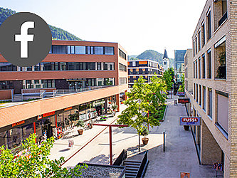 Fußgängerzone Am Garnmarkt in Götzis mit Facebook Logo.