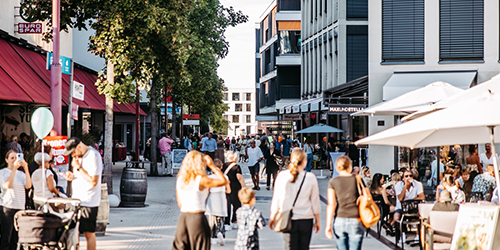 Fußgängerzone Am Garnmarkt in Götzis im Sommer.