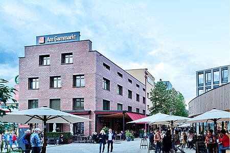 Foto von der belebten Fußgängerzone Am Garnmarkt in Götzis.