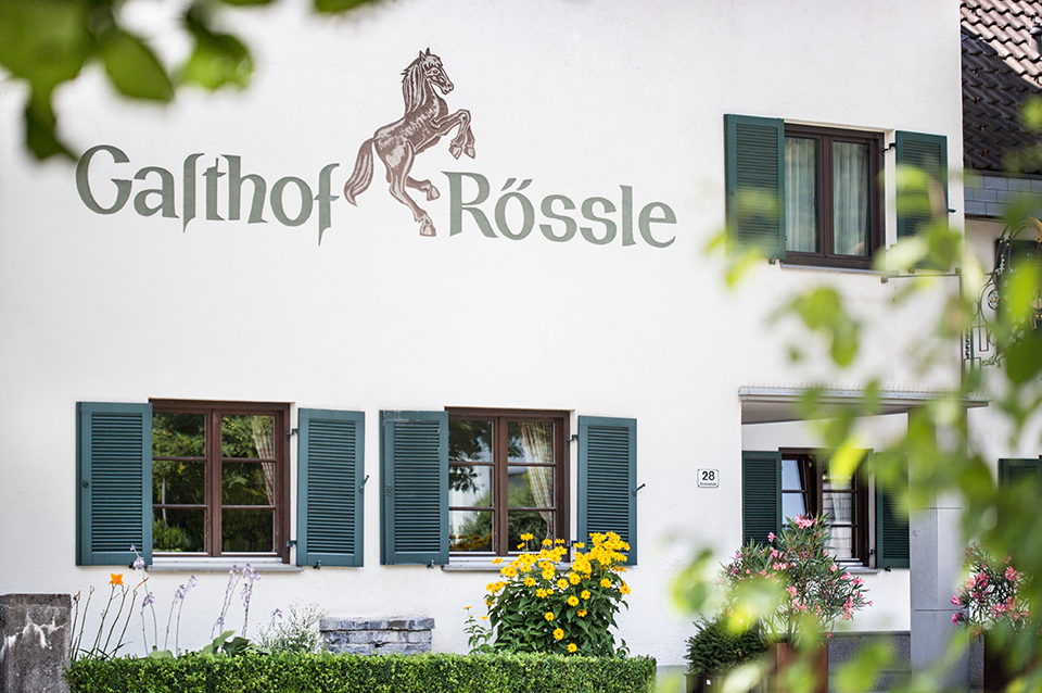 Foto der Haus-Aufschrift vom Gasthof Rössel in Röthis. Foto der Haus-Aufschrift vom Gasthof Rössel in Röthis.