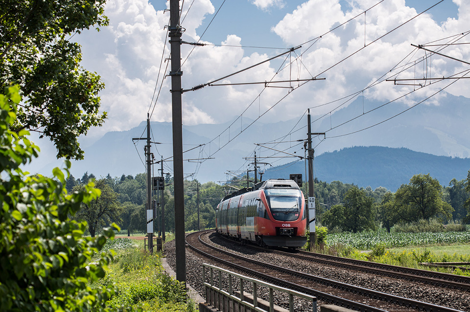 Foto eines Zuggleises mit Zug in Röthis. Foto eines Zuggleises mit Zug in Röthis.