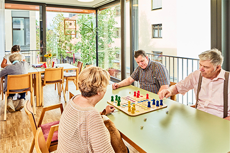 Foto von älteren Menschen am Brettspiel spielen.