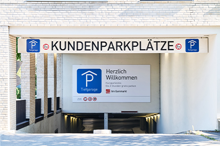 Foto vom Tiefgarageneingang Am Garnmarkt in Götzis mit Aufschrift "Kundenparkplätze".